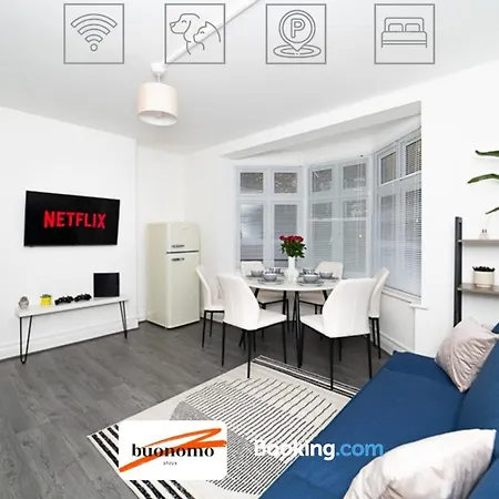 Three Bedroom Apartment At Buonomo Stays Short Lets & Serviced Accommodation With Netflix & Games